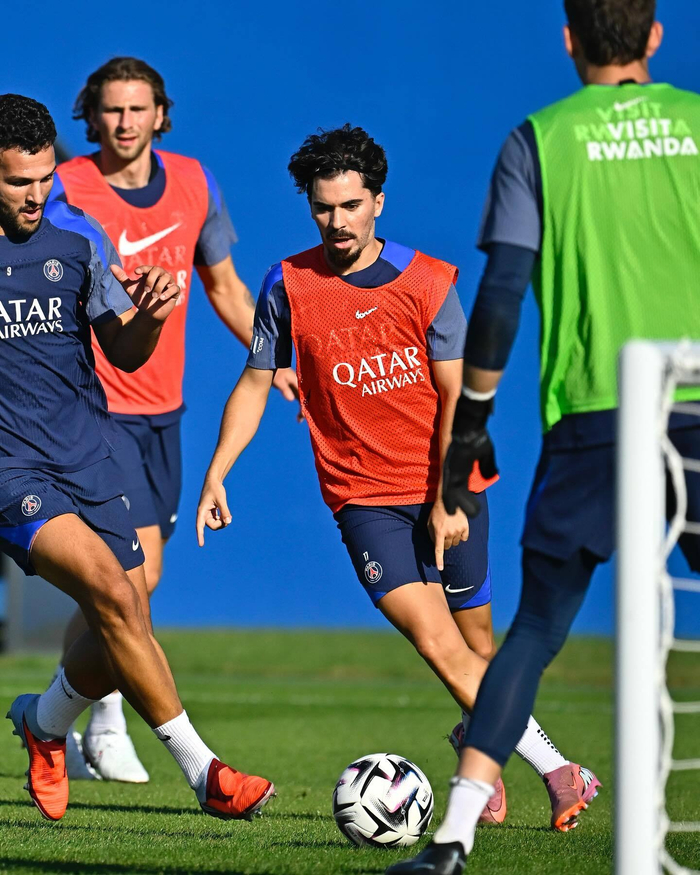 包含巴黎圣日耳曼发布备战花絮，赛前刷新队史纪录，西甲任务艰巨，纪律约束更严格的词条